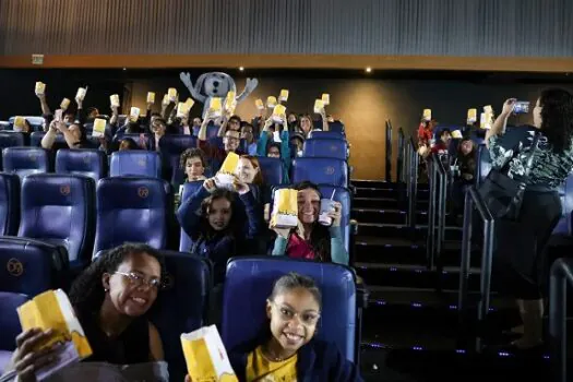 Crianças em tratamento em institutos federais ganham sessão de cinema