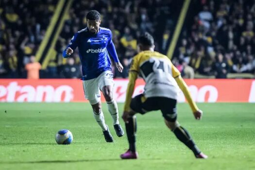 Bolasie desencanta, Criciúma vence e mantém o Cruzeiro fora do G6