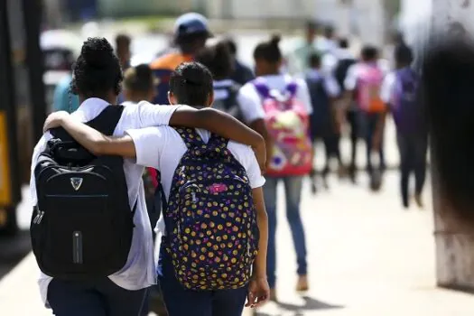 Dia do Amigo: relação é fundamental para a saúde mental, diz psicóloga