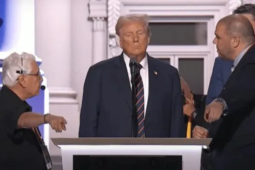 Esquenta para discurso de Trump o retrata como milagre divino