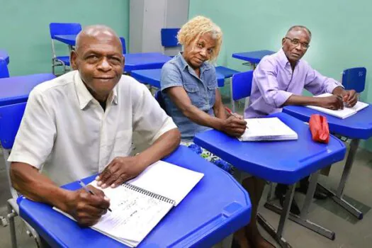 Educação de Jovens e Adultos traz benefícios para idosos de Diadema