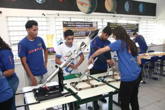 Alunos de escola estadual criam foguetes com materiais recicláveis e vencem competições