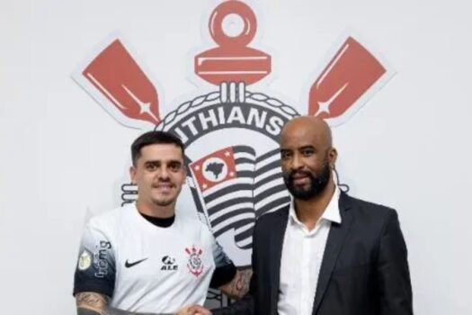 Fagner renova contrato com o Corinthians por duas temporadas