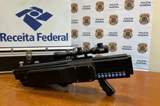 Polícia Federal e Receita prendem homem que tentou retirar fuzil antidrone nos Correios