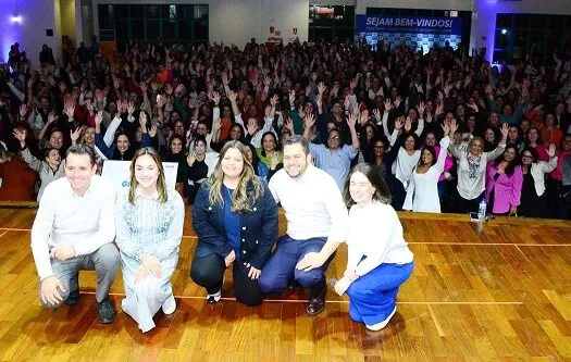 Gilvan e Ana Carolina Serra fazem reunião com 800 mulheres e coletam contribuições para o plano de governo