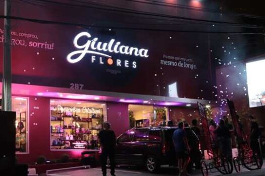 Giuliana Flores inaugura vending machine no shopping Penha, em São Paulo