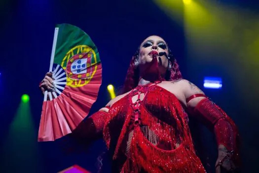 Gloria Groove homenageia Carmen Miranda em encerramento de turnê internacional