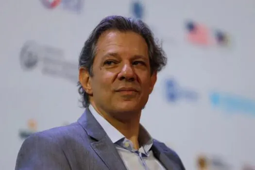 Dólar fecha em queda e Bolsa sobe com falas de Haddad sobre arcabouço fiscal