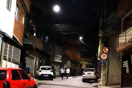 Diadema conclui instalação de luzes de LEDs em três bairros da cidade