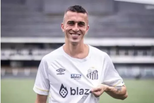 Corinthians procura João Schmidt, mas jogador prefere ficar no Santos