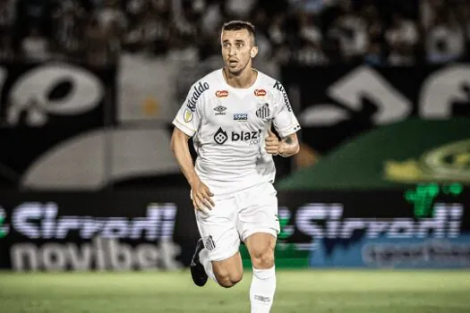 Corinthians abre conversas para contratar João Schmidt, volante do Santos