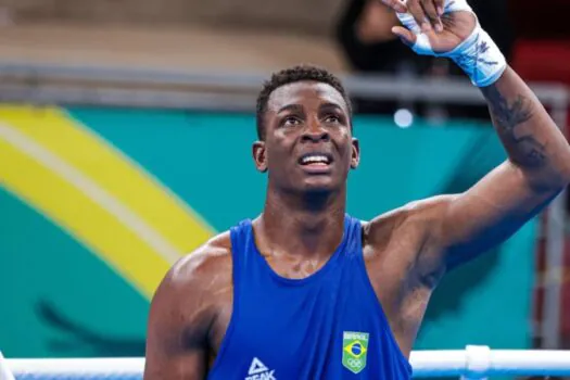 Keno Marley dá show e estreia com vitória no boxe sobre britânico