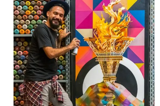 Paris 2024: Eduardo Kobra pinta tela que transforma Torre Eiffel em tocha olímpica