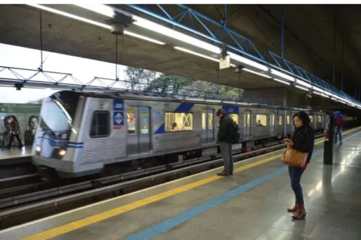 Metrô convida passageiros a participarem da criação do livro de seus 50 anos de operação