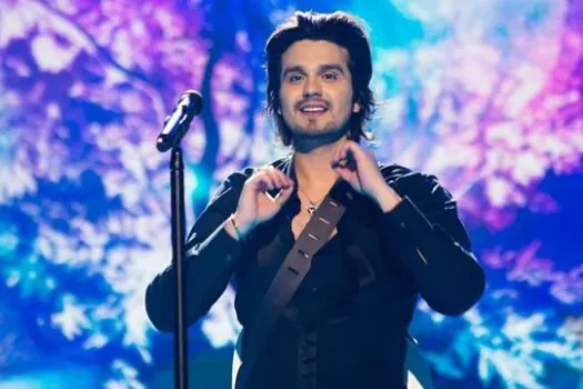 Luan Santana faz show e canta música que compôs durante término