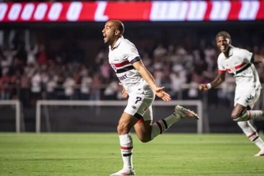 São Paulo vence Grêmio e volta ao G4 em noite com lesão feia e sufoco