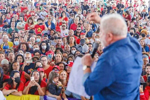 Lula se reúne com movimentos sociais em SP e ouve pedido de mais diálogo