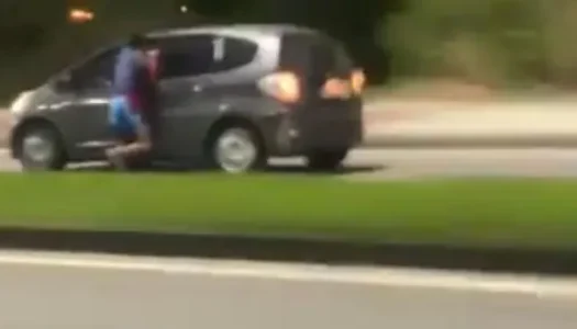 Suspeito de assalto fica pendurado a janela de carro em movimento