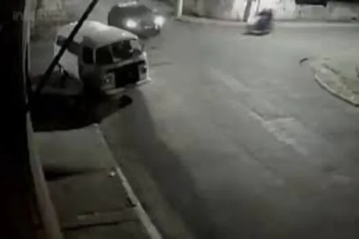 Suspeito ‘voa’ após bater moto em carro durante perseguição policial; veja