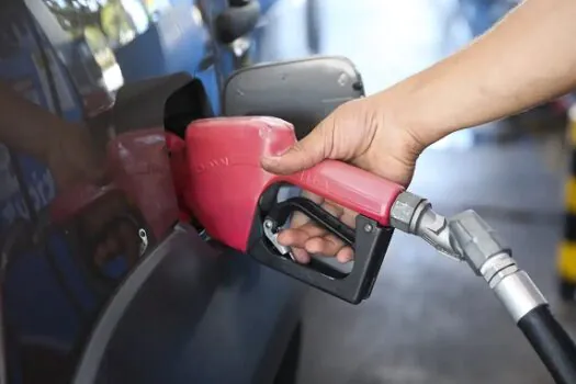 Preço da gasolina chega perto de R$ 6 por litro após reajuste da Petrobras