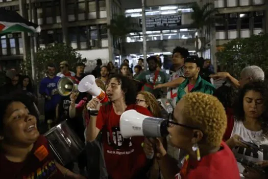 Estudantes da Uerj protestam contra mudanças nas regras para auxílios