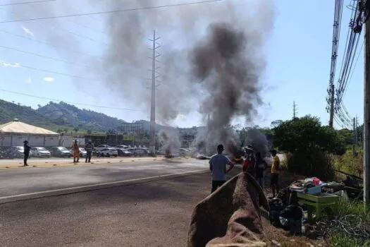 Trabalhadores bloqueiam rodovia em protesto contra visita de Bolsonaro