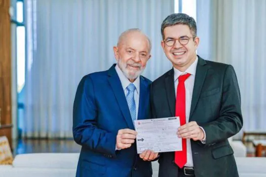 Randolfe Rodrigues se filia ao PT em cerimônia discreta ao lado de Lula