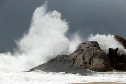 Mar avança e atinge avenida no Leblon, zona sul do Rio