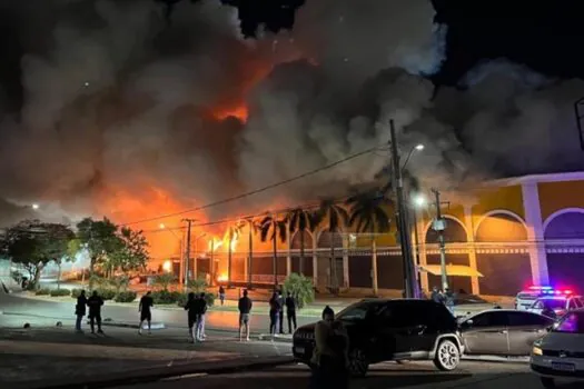 Shopping é destruído por incêndio em Cuiabá