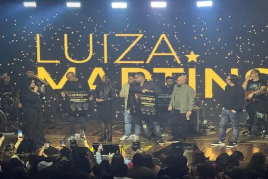 Luiza Martins recebe disco de ouro em noite especial no Villa Country