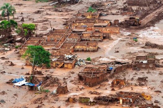 Samarco absolvida após 9 anos de rompimento de barragem em Mariana