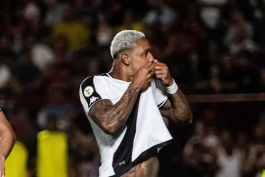 Vasco engata quarta vitória seguida e complica Atlético-GO no Brasileirão