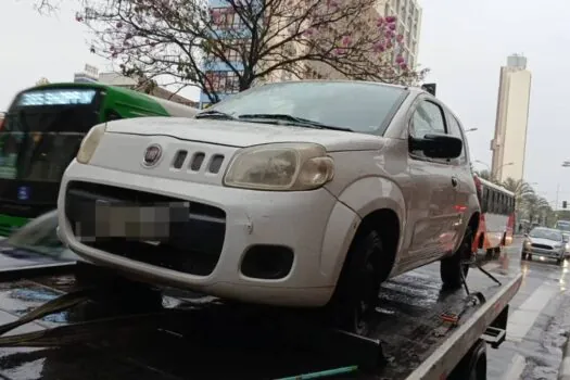 Fiat Uno com mais de R$ 1 milhão em multas é apreendido no interior de São Paulo