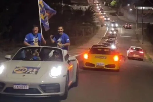 Candidato que declarou R$ 2,8 bi de patrimônio faz carreata com Porsches em SP