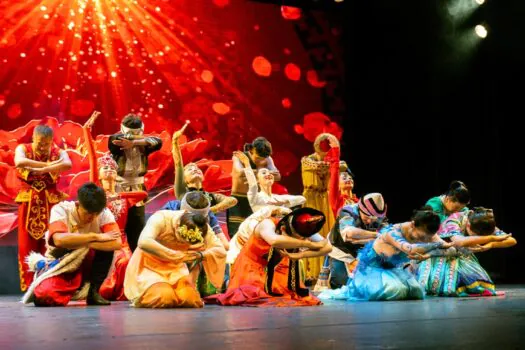 Grupo de Danças de Minzu lota teatro Gazeta em São Paulo