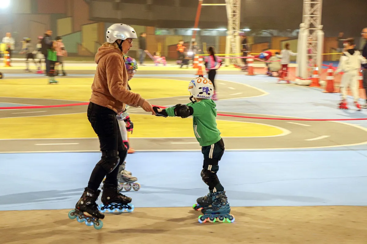 Patins na Tenda reune adultos e criancas