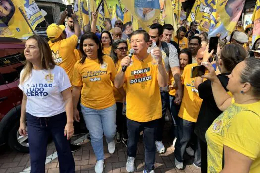 “Onda Amarela” do candidato a prefeito Taka Yamauchi reúne mais de 2000 pessoas na Praça da Moça em Diadema