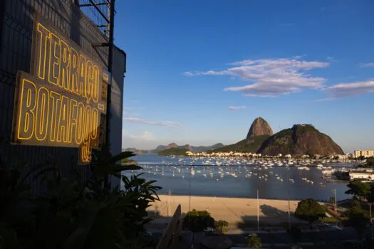 Aulas gratuitas de yoga e alongamento chegam à Semana do Bem-Estar do Botafogo Praia Shopping