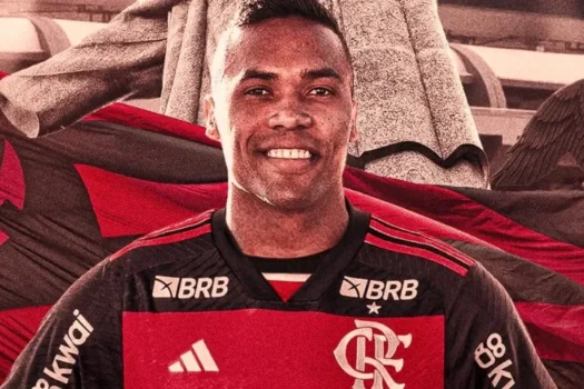 Flamengo oficializa a contratação do lateral-esquerdo Alex Sandro