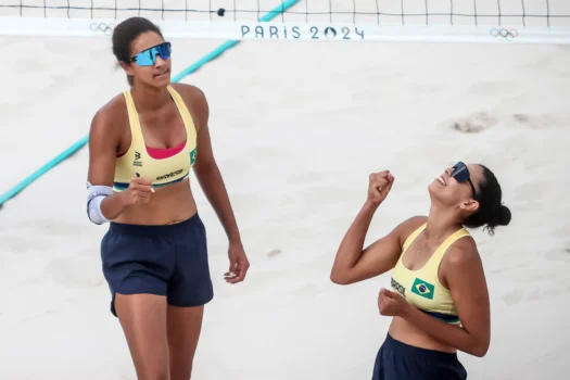 Ana Patrícia e Duda vencem jogão na semi e vão à final do vôlei de praia