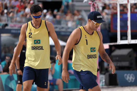 André e George caem para alemães e estão fora no vôlei de praia em Paris