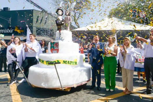 Festa de 471 anos de São Bernardo atrai 10 mil pessoas à Esplanada do Paço