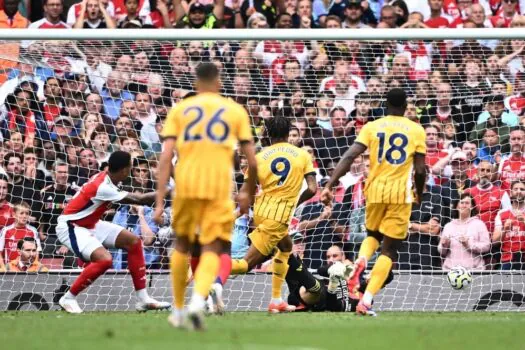 Arsenal empata com Brighton em jogo com golaço, expulsão e gol brasileiro