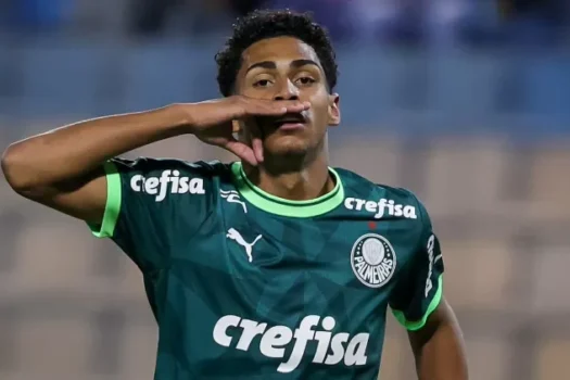 Atacante de 18 anos empolga Palmeiras e ganha duas renovações em um mês