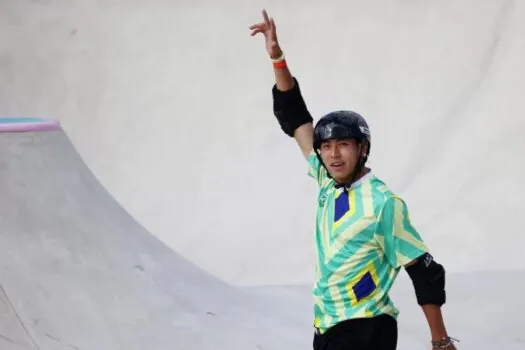 Augusto Akio supera pressão, faz ‘volta perfeita’ e garante bronze no skate