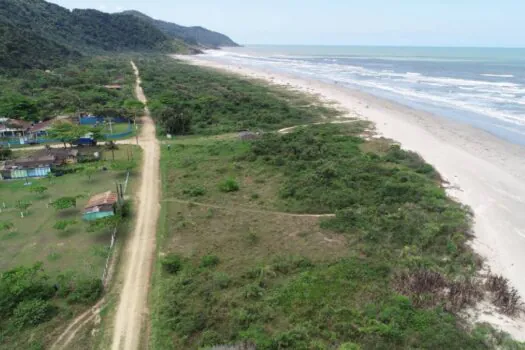 Projeto vai usar sacos de areia para frear avanço do mar em praia de Peruíbe