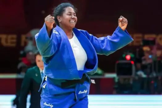 Beatriz Souza bate número um do mundo e garante medalha do judô