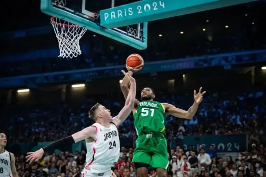 Brasil vence Japão e sonha com vaga nas quartas do basquete