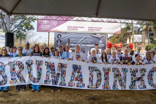 Pais de vítimas do rompimento da barragem da Vale são homenageados em ato