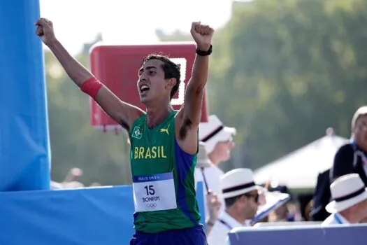 Caio Bonfim fatura prata na marcha atlética